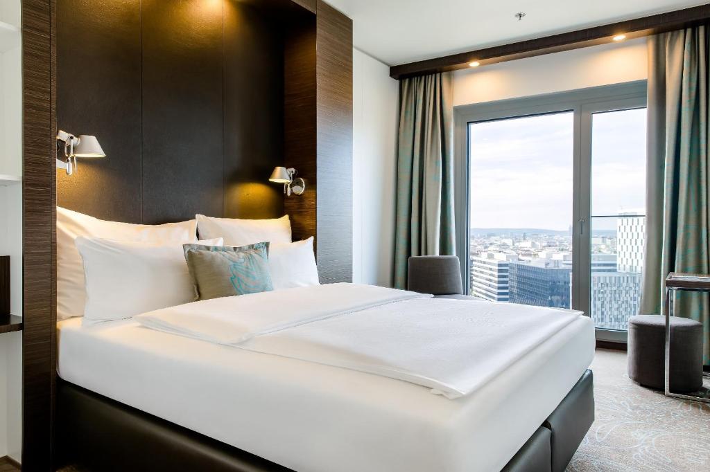 Letto o letti in una camera di Motel One Wien-Hauptbahnhof