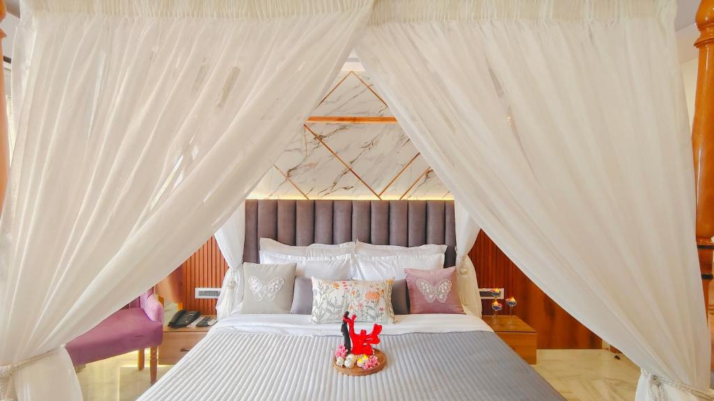 Sarang Palace - A Luxury Boutique Hotel - Luxurious Bathtub Room With Canopy