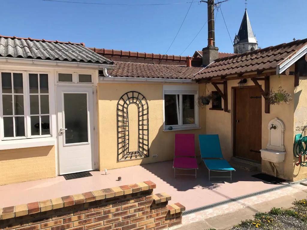 due sedie colorate sedute fuori da una casa di La Grande Carelle a Fagnières