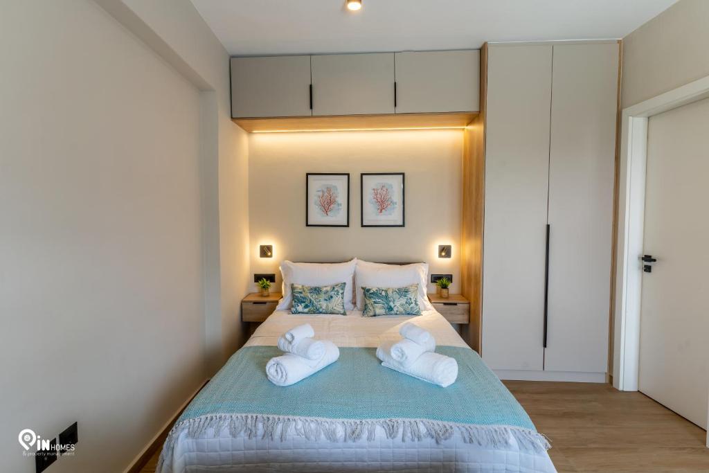 Postel nebo postele na pokoji v ubytování Athena & Phevos Luxury Suite With View In Nea Makri