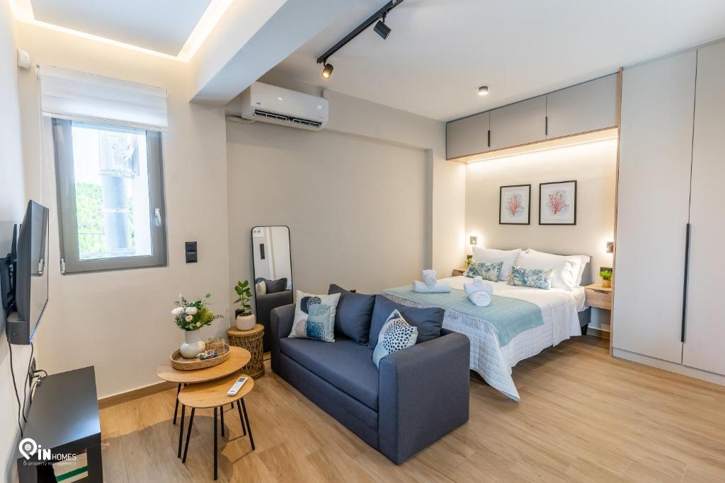 Postel nebo postele na pokoji v ubytování Athena & Phevos Luxury Suite With View In Nea Makri