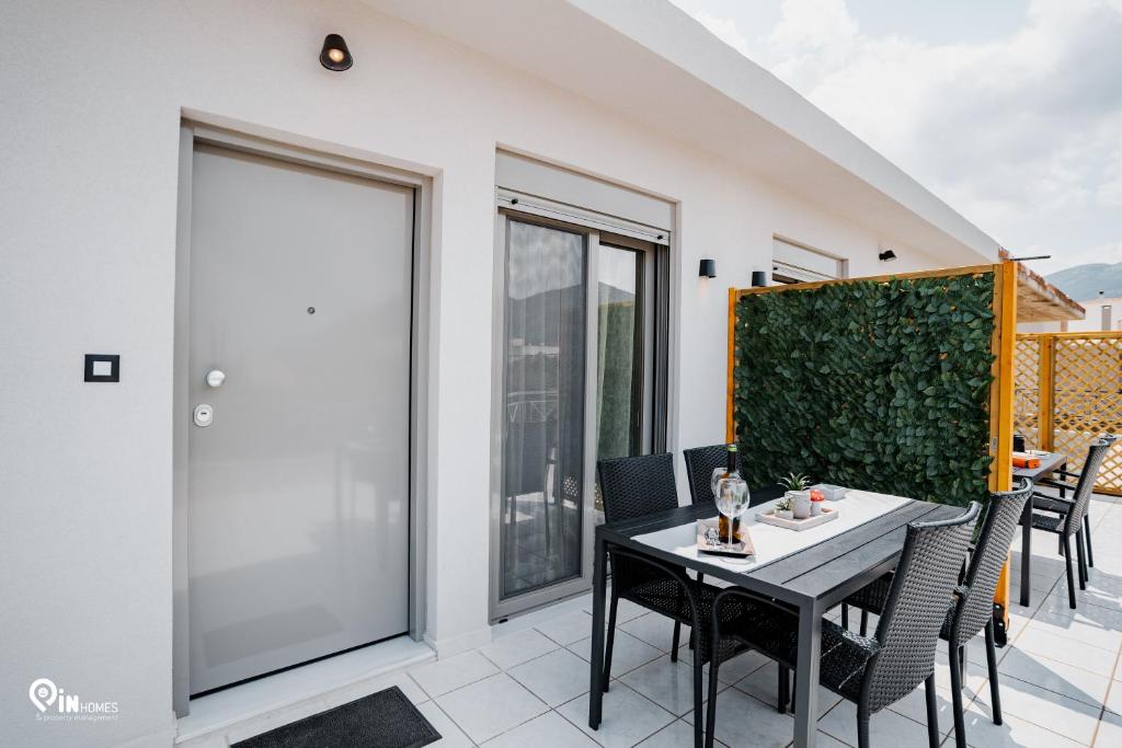Balkón nebo terasa v ubytování Athena & Phevos Luxury Suite With View In Nea Makri