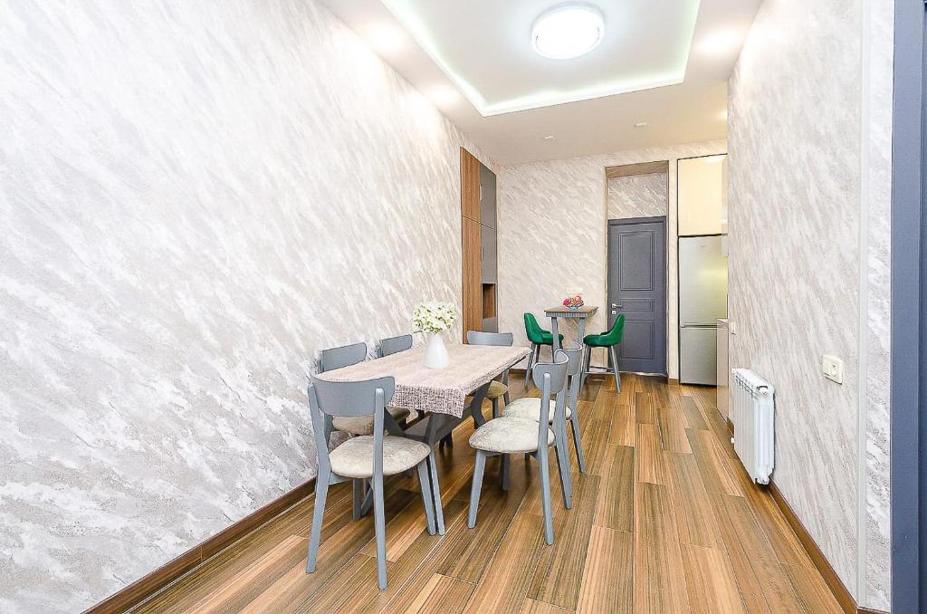 تصویر اتاق‌های 15Newly renovated, real photos, excellent apartment in the center of the capital - تصویر ۲