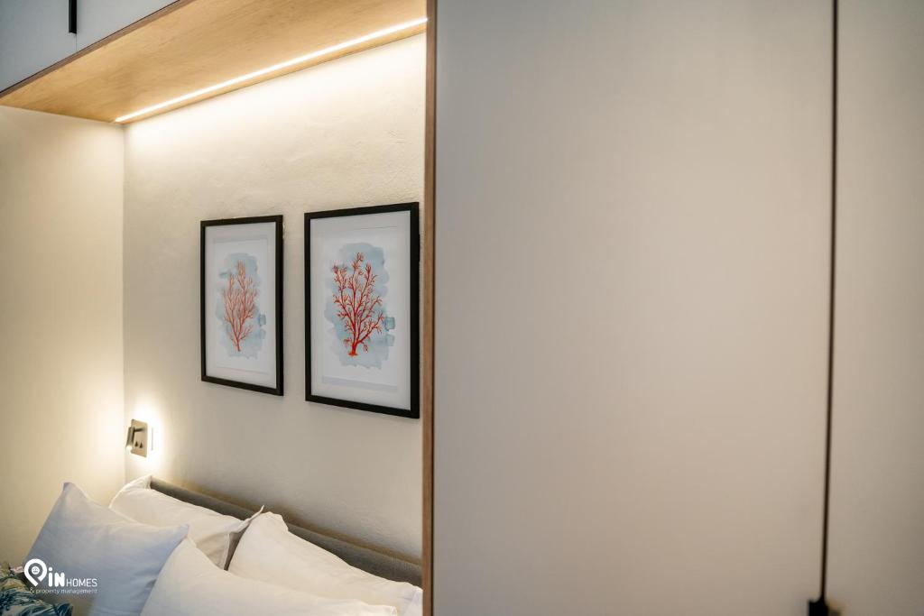 Postel nebo postele na pokoji v ubytování Athena & Phevos Luxury Suite With View In Nea Makri