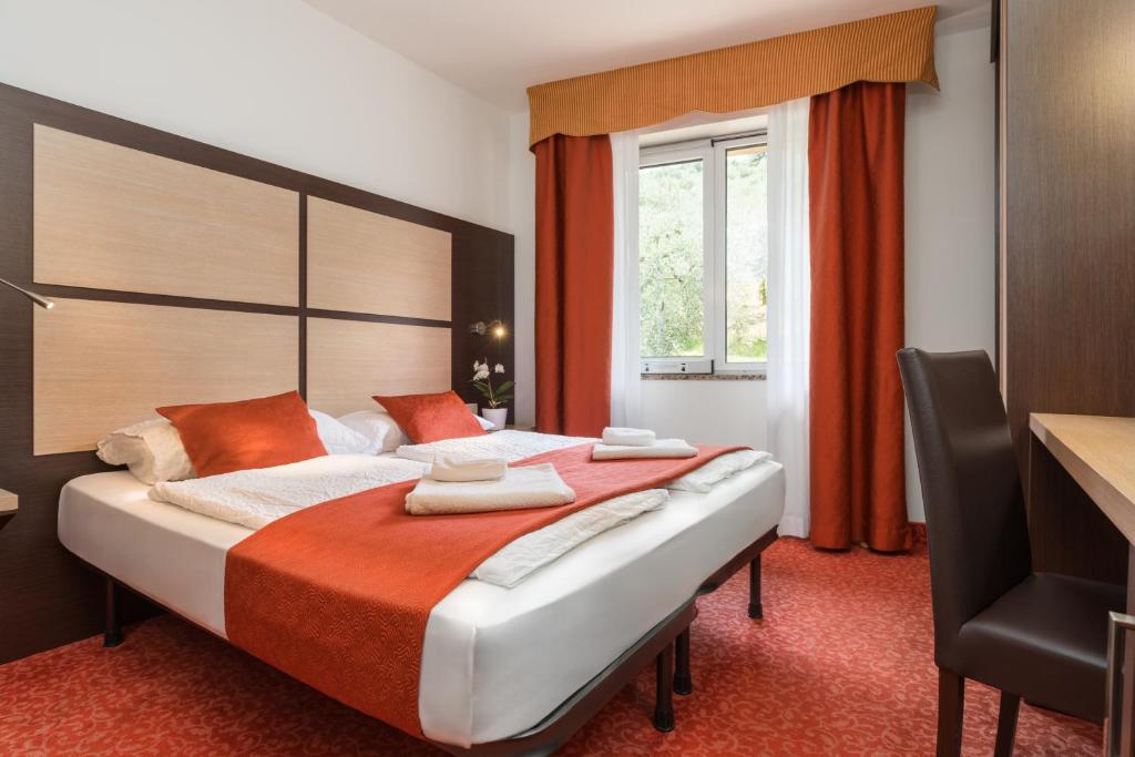 Postel nebo postele na pokoji v ubytování Hotel Benacus Panoramic