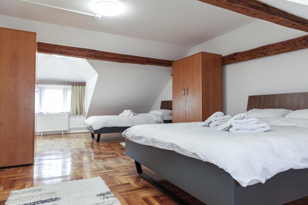 Postel nebo postele na pokoji v ubytování Prenoćište Omega Luxury