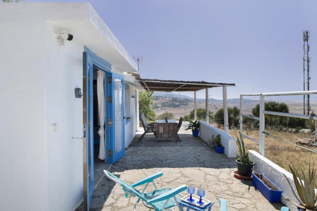 ファシナスにあるCasita Lindaの青いドアと椅子が備わるパティオ