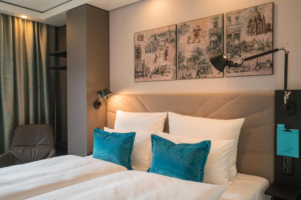Postel nebo postele na pokoji v ubytování Motel One Dresden - Palaisplatz