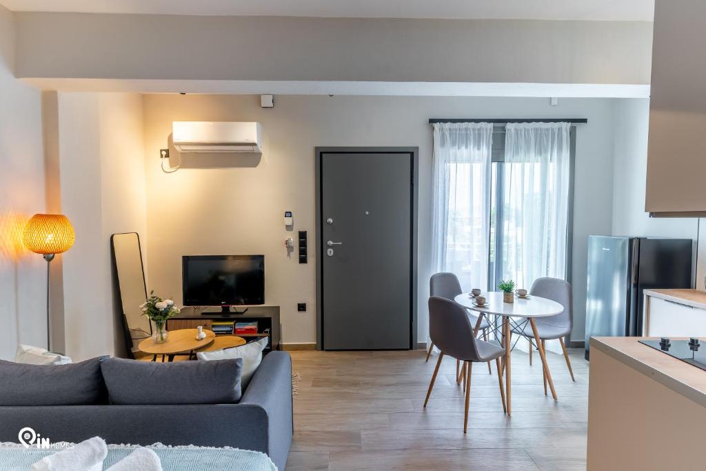 TV a/nebo společenská místnost v ubytování Phevos & Athena Luxury Suite With View In Nea Makri
