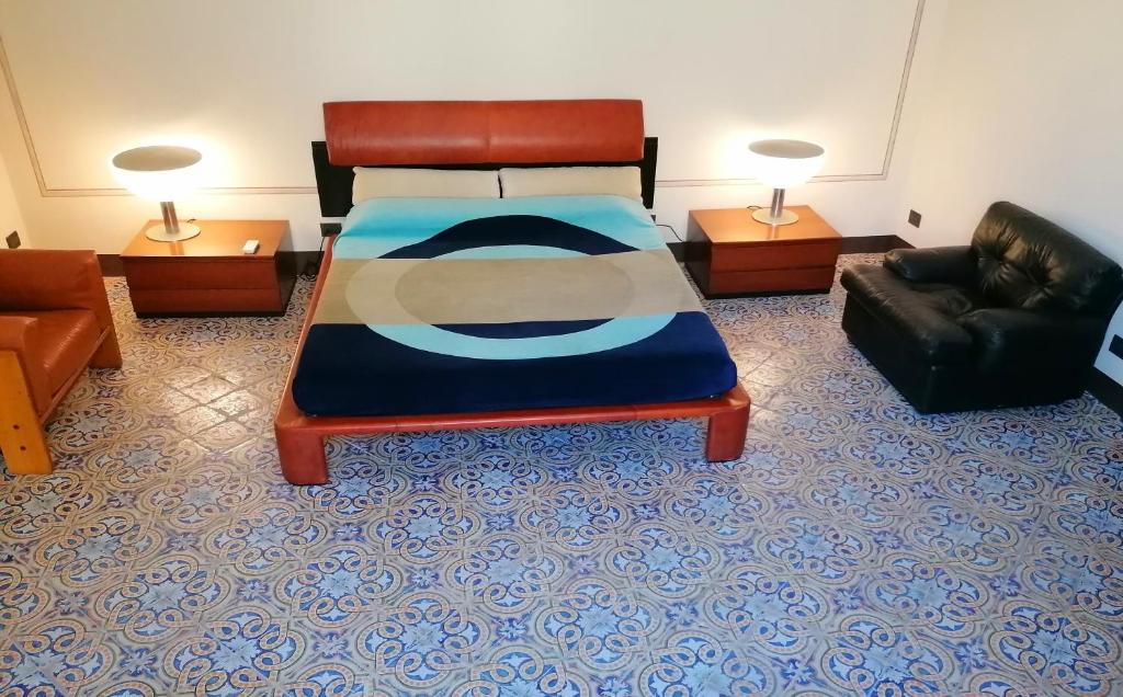 un dormitorio con una cama y un sofá en Casa Argentieri 3, en Trapani