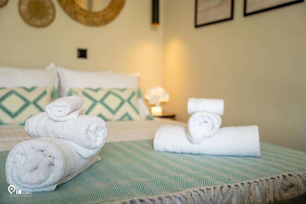 Postel nebo postele na pokoji v ubytování Phevos & Athena Luxury Suite With View In Nea Makri