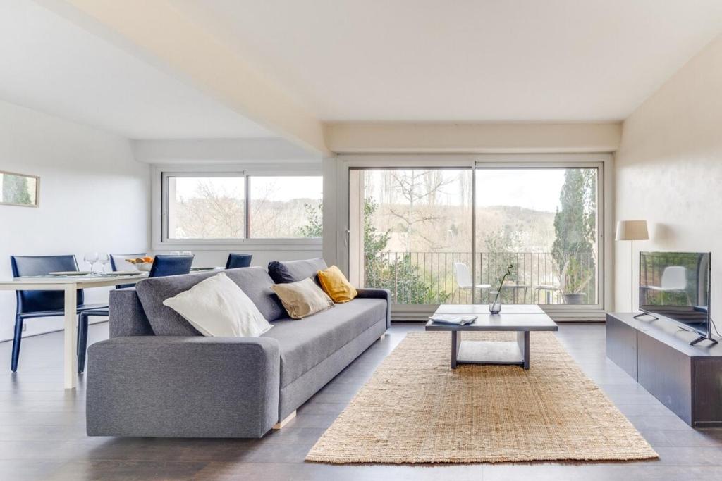 un salon avec un canapé et une table dans l'établissement Bel Espace, Paris-saclay, Visite Famille Business, à Gif-sur-Yvette