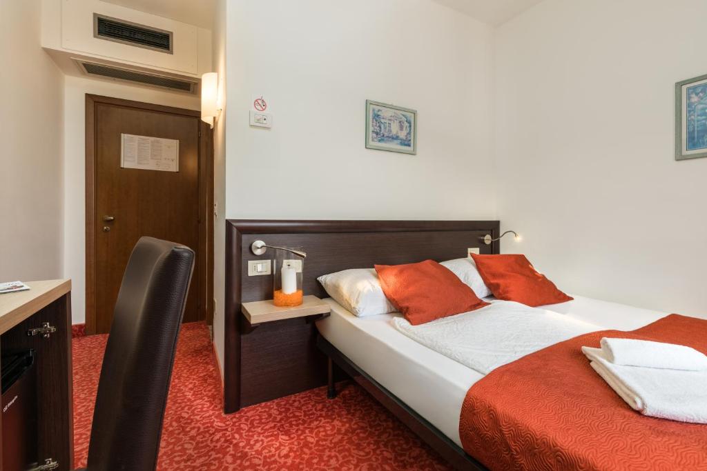 Postel nebo postele na pokoji v ubytování Hotel Benacus Panoramic