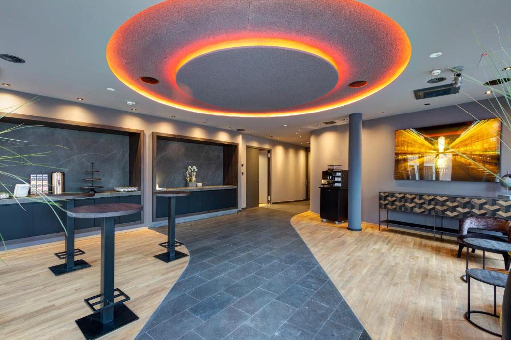 Qube Hotel Bahnstadt - Resim 42