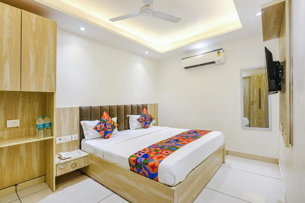 Ένα ή περισσότερα κρεβάτια σε δωμάτιο στο FabExpress Luxury Inn Adarsh Nagar Metro