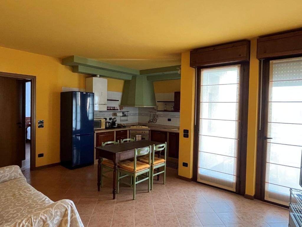 Una cocina con una mesa y sillas en una habitación. en Ormanetto Apartment, en Verona