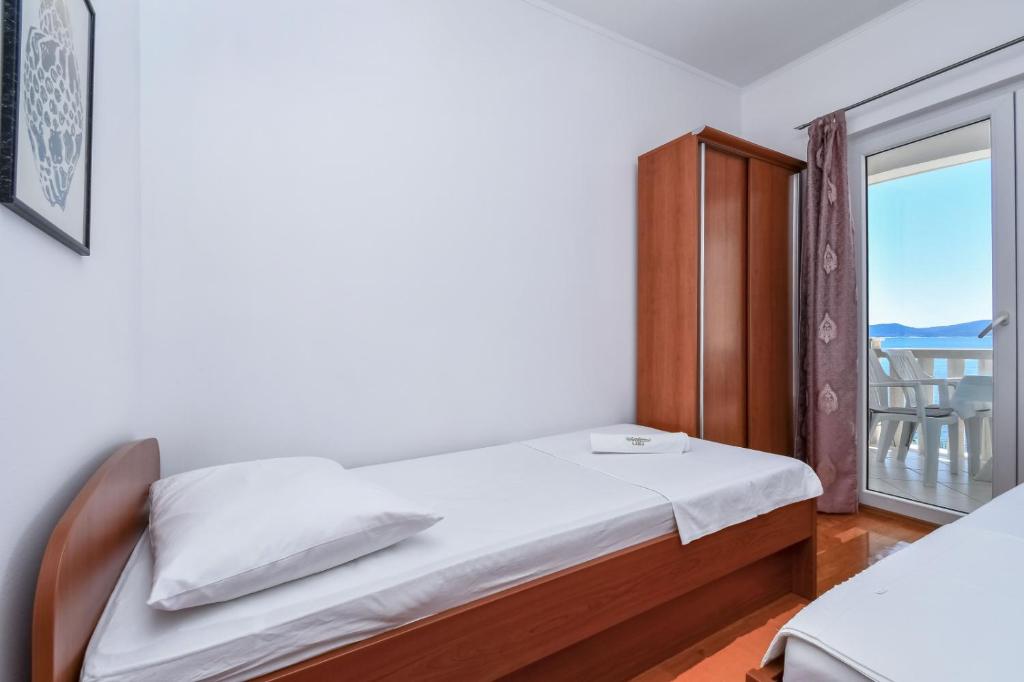 Fotografia z galérie ubytovania Apartment in Pisak with sea view, terrace, air conditioning, Wi-Fi (4871-1) v Pisaku