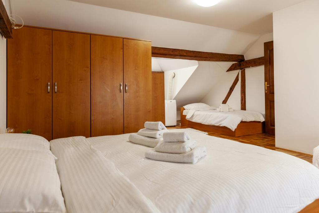 Postel nebo postele na pokoji v ubytování Prenoćište Omega Luxury