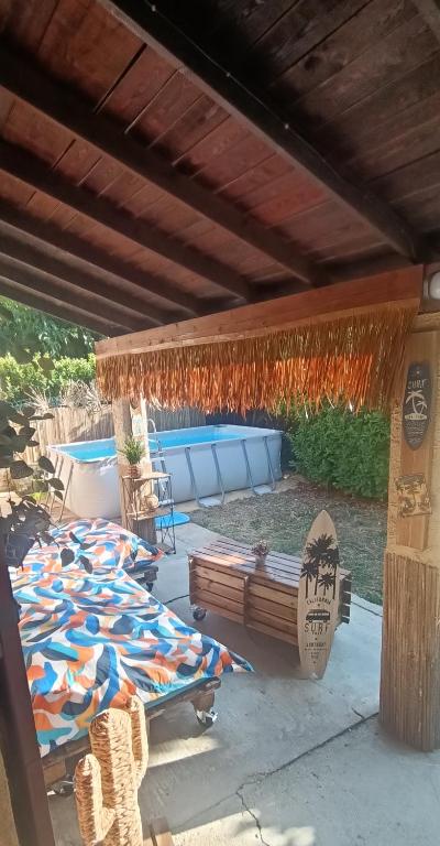 un groupe de lits assis sous un toit dans l'établissement Blue LOVE, à Morières-lès-Avignon