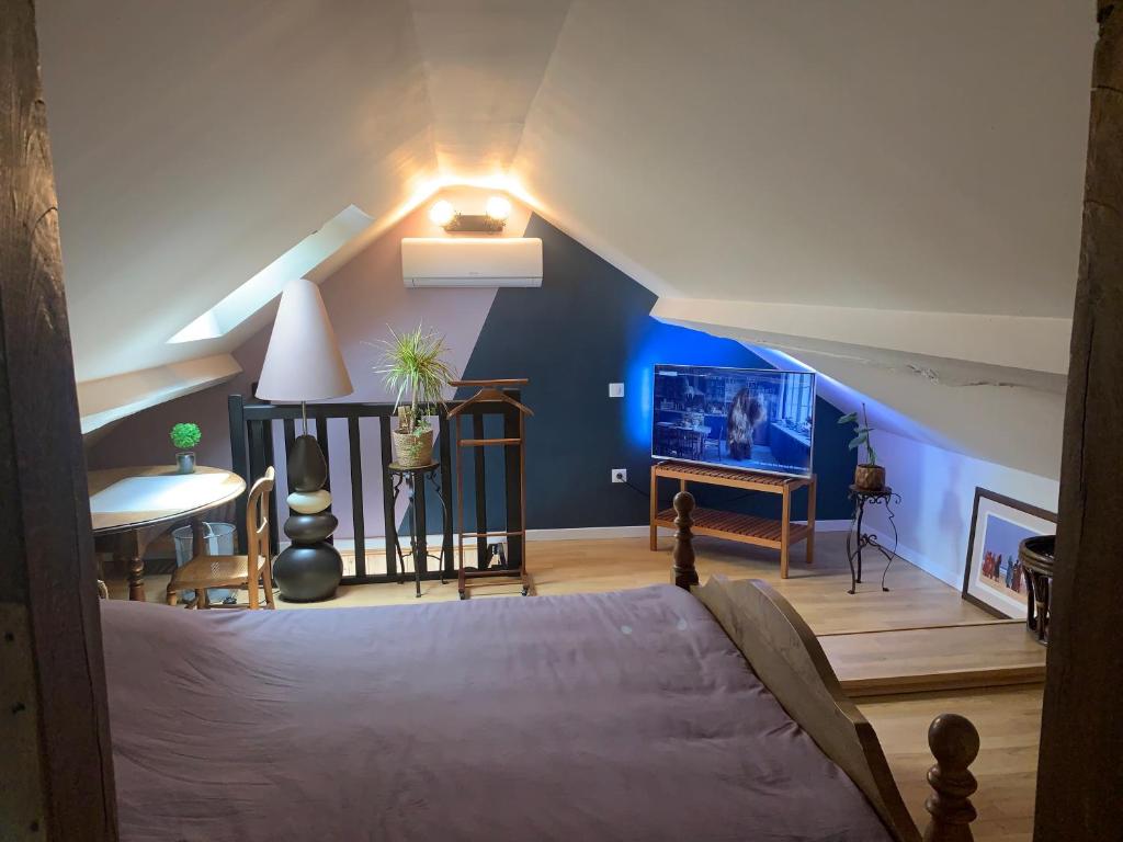 a living room with a bed and a dining room at Studio à 15mn de Beaune in Saint-Loup-Géanges