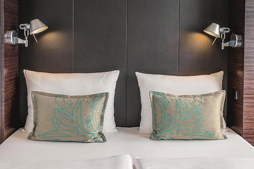 Letto o letti in una camera di Motel One Stuttgart-Bad Cannstatt
