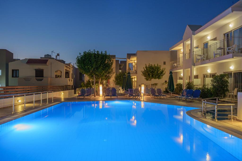 Bazén v ubytování Creta Verano Hotel nebo v jeho okolí