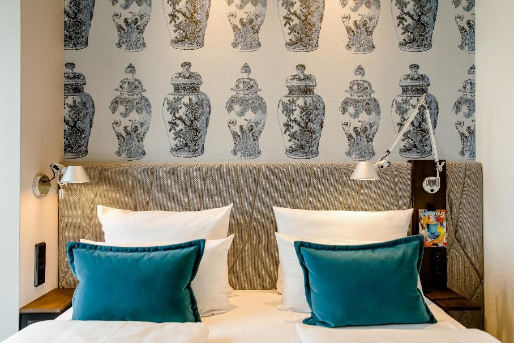Postel nebo postele na pokoji v ubytování Motel One Dresden am Zwinger