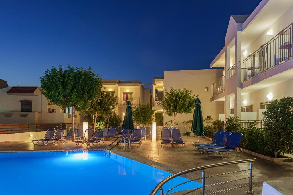 Bazén v ubytování Creta Verano Hotel nebo v jeho okolí