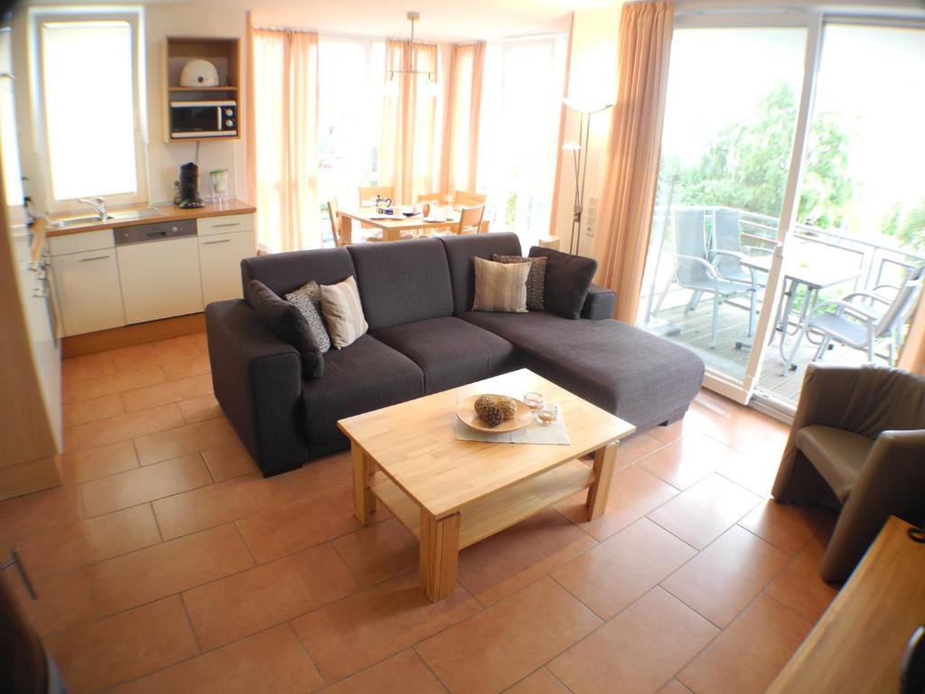 Una sala de estar con un sofá y una mesa de café. en Strandperle 7 - Großenbrode, en Großenbrode-Kai