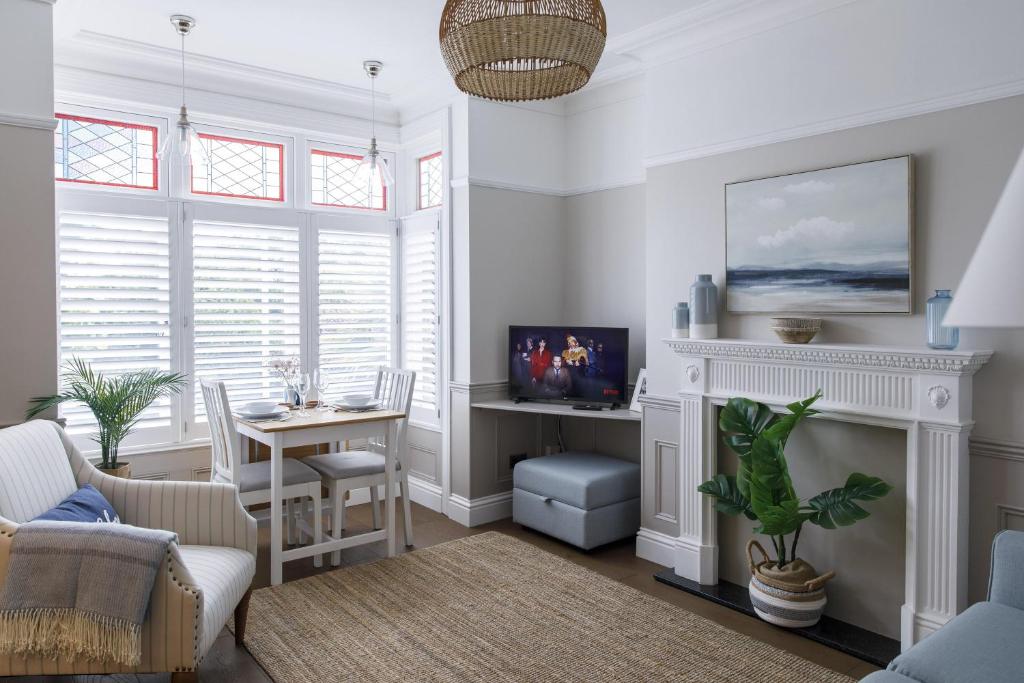 Televiisor ja/või meelelahutuskeskus majutusasutuses Grove Apartment with Free on street Parking