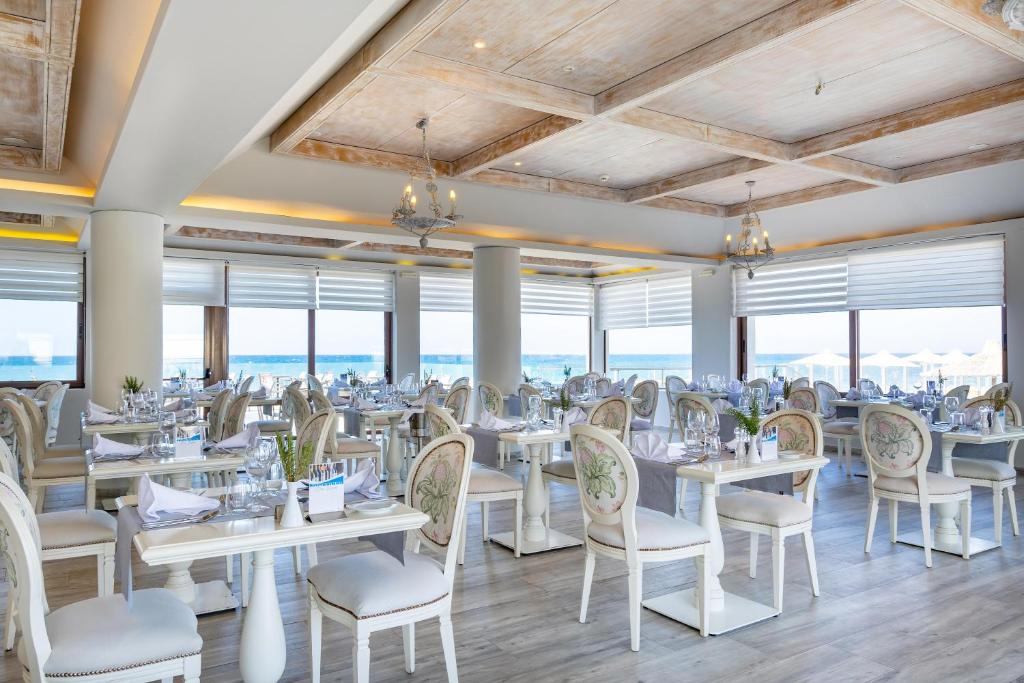 Reštaurácia alebo iné gastronomické zariadenie v ubytovaní Civitel Creta Beach