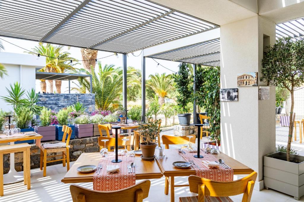 Reštaurácia alebo iné gastronomické zariadenie v ubytovaní Civitel Creta Beach