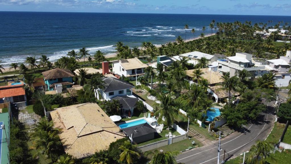 an aerial view of a house and the ocean at Casa Guarajuba BA in Camaçari
