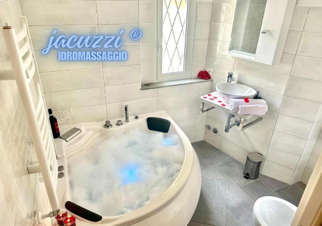 Koupelna v ubytování Jacuzzi con Vista Favelas - Il Tuo Rifugio Esotico Urbano