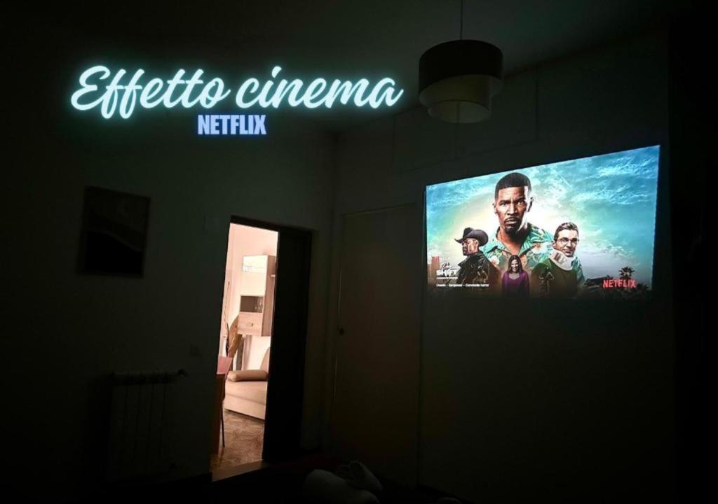 TV a/nebo společenská místnost v ubytování Jacuzzi con Vista Favelas - Il Tuo Rifugio Esotico Urbano
