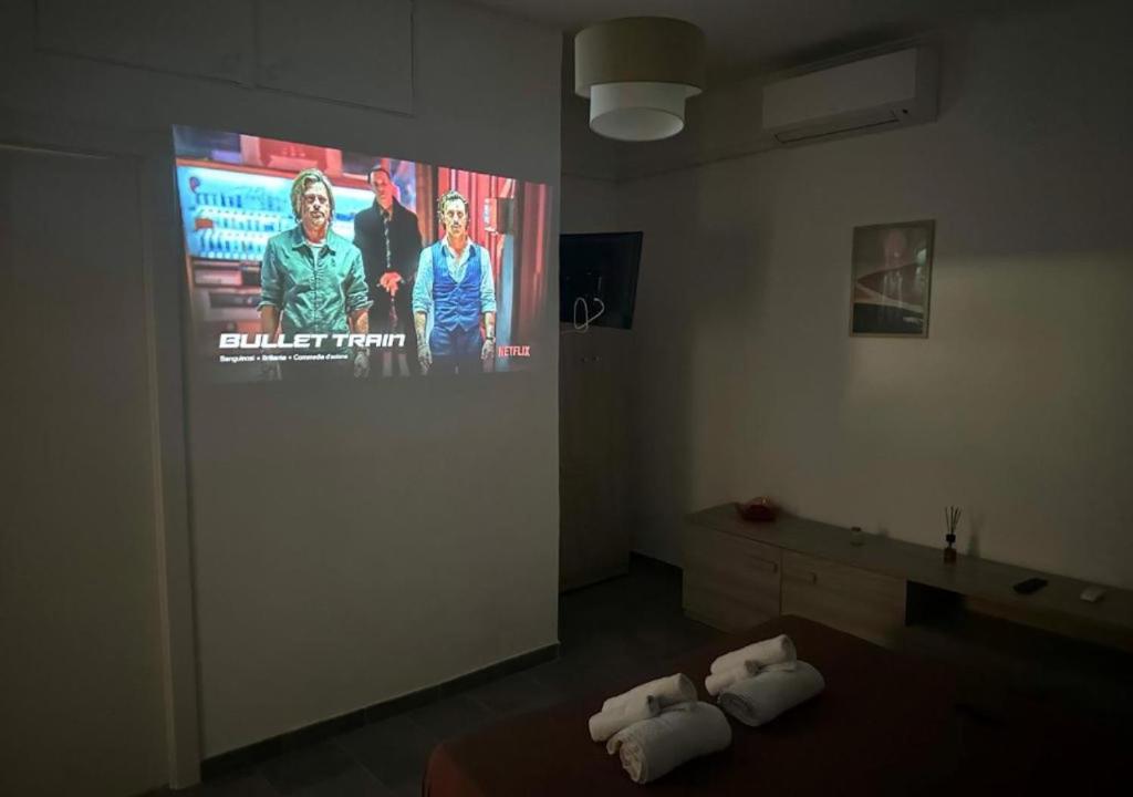 TV a/nebo společenská místnost v ubytování Jacuzzi con Vista Favelas - Il Tuo Rifugio Esotico Urbano