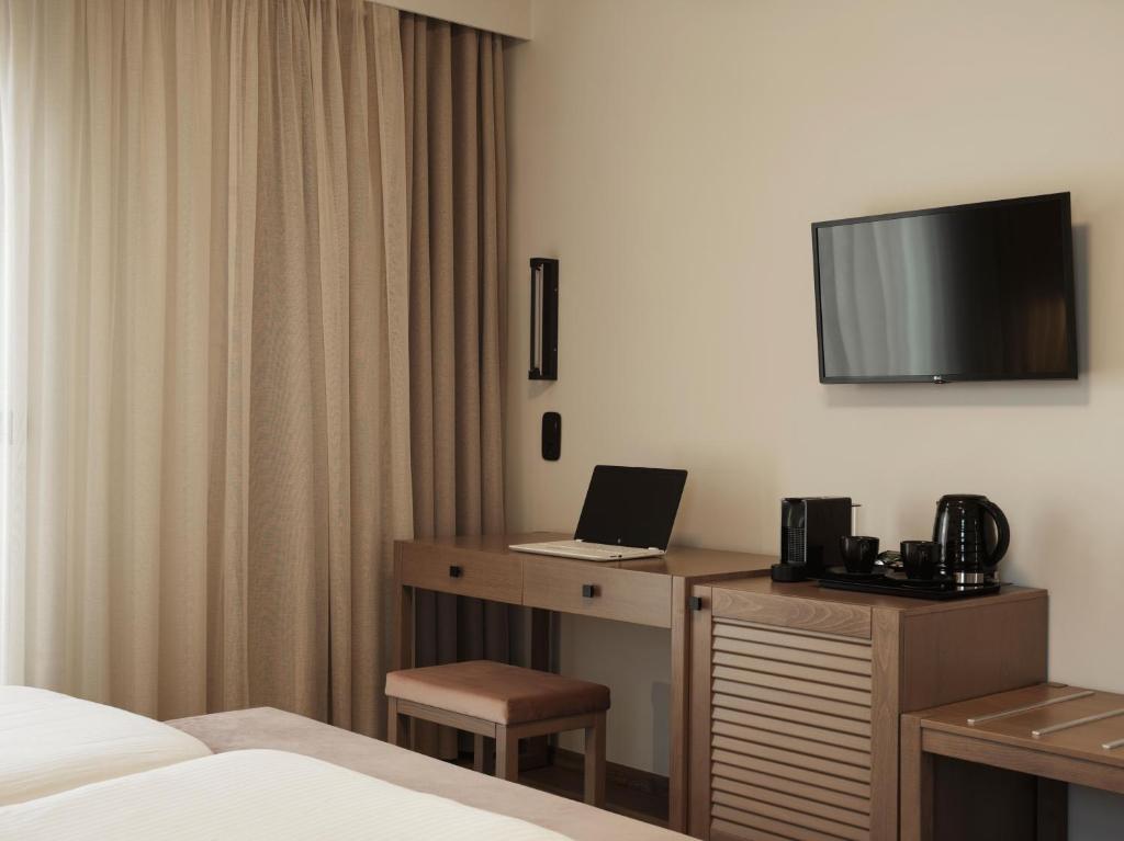 TV a/nebo společenská místnost v ubytování Civitel Attik Rooms & Suites