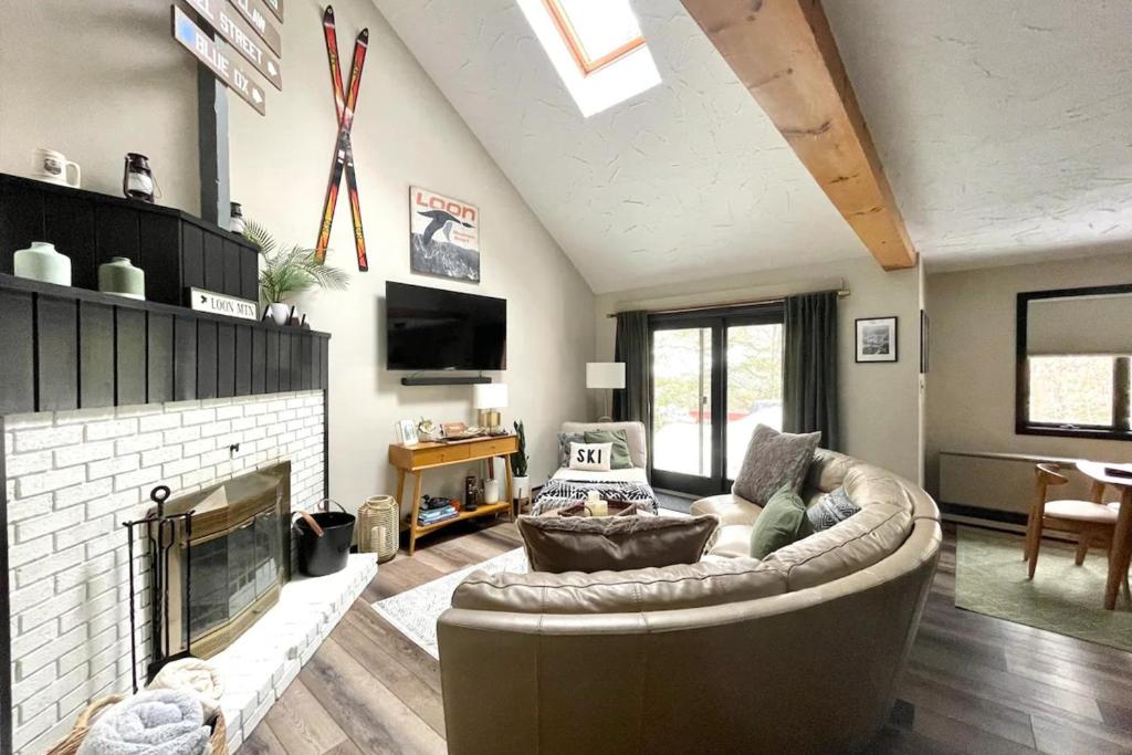 Televisyen dan/atau pusat hiburan di Cozy Condo In The Woods