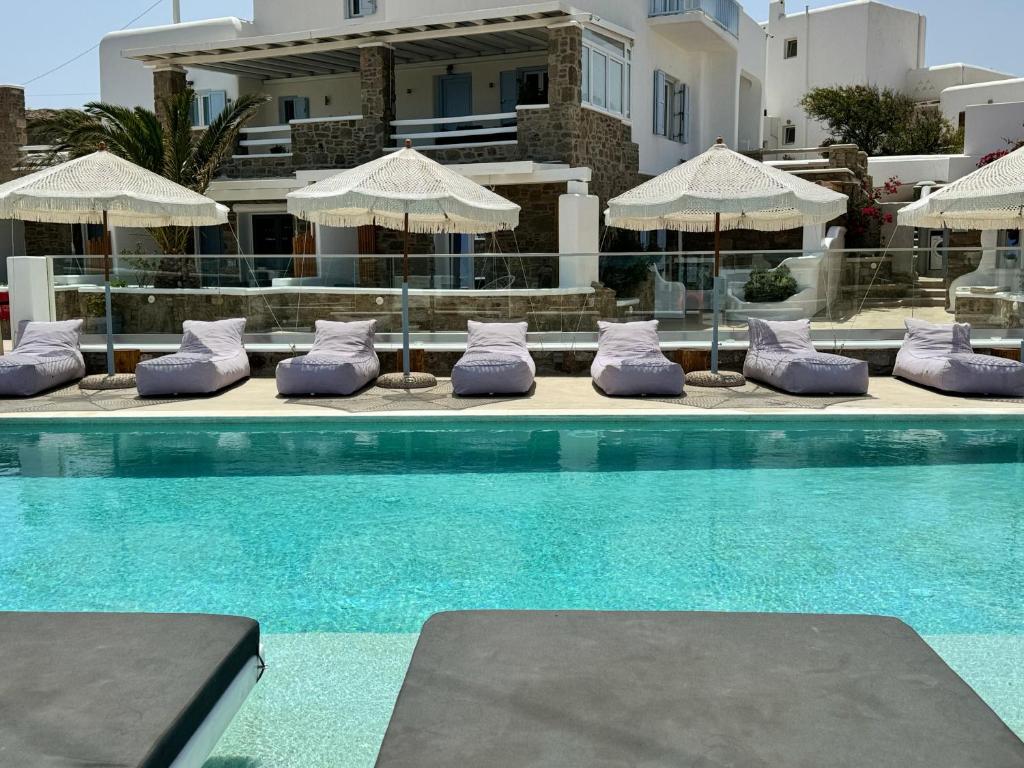 Bazén v ubytování Crystal Suites nebo v jeho okolí