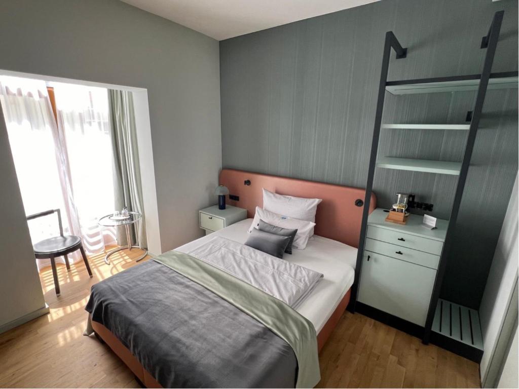 Postel nebo postele na pokoji v ubytování Lint Hotel Köln