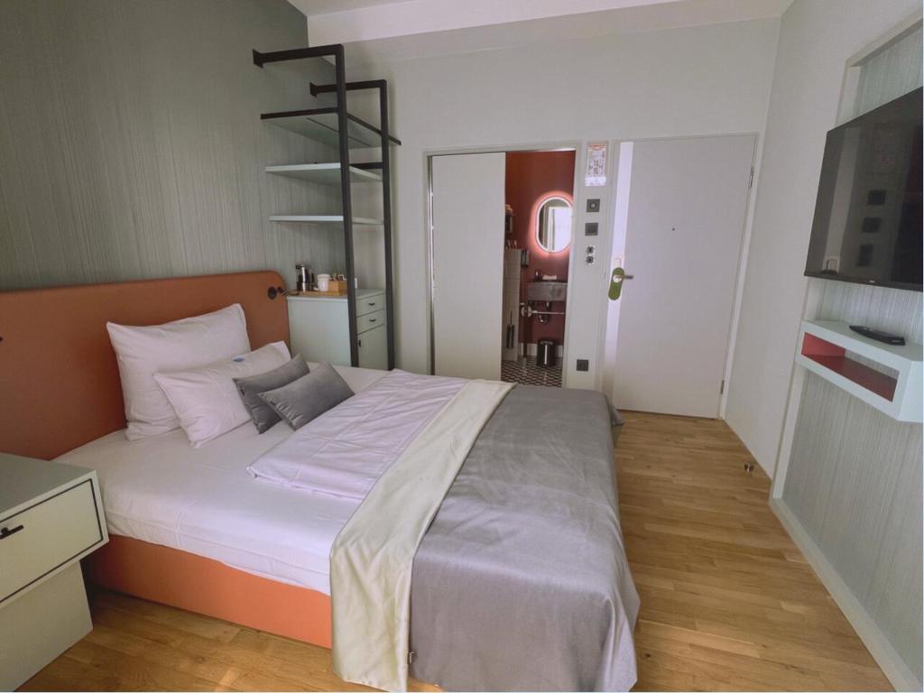 Postel nebo postele na pokoji v ubytování Lint Hotel Köln