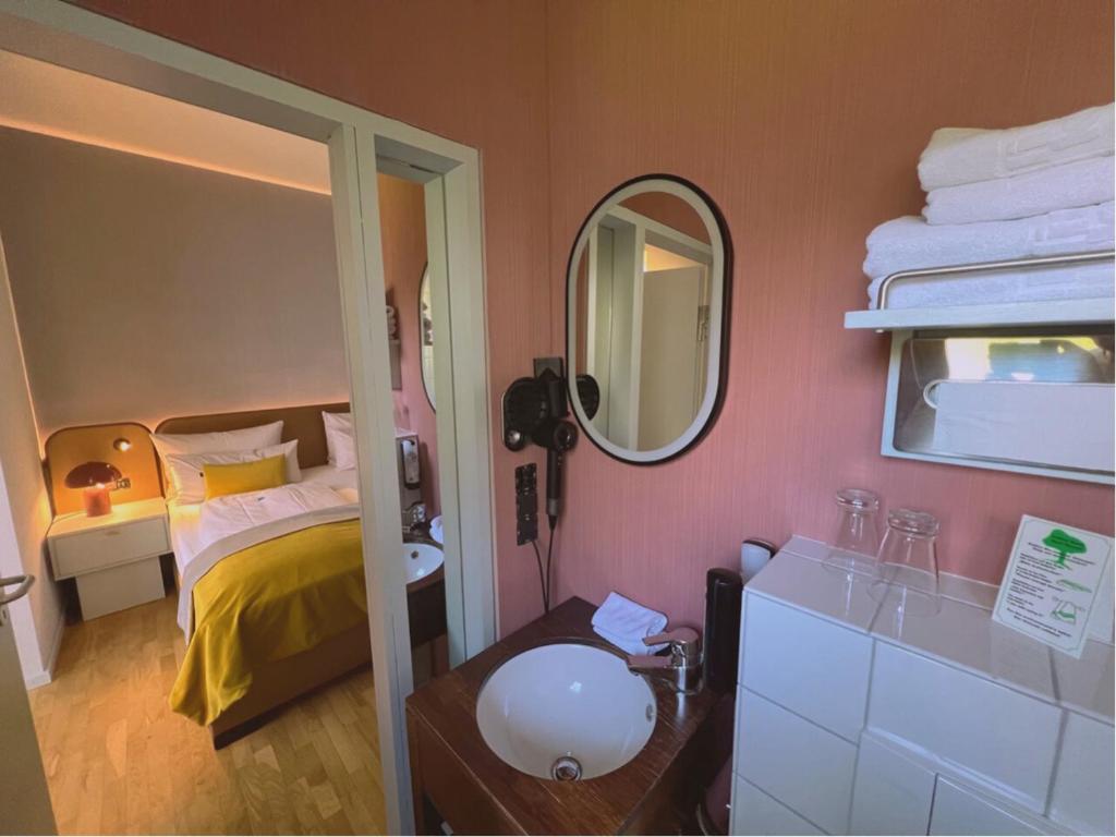 Postel nebo postele na pokoji v ubytování Lint Hotel Köln