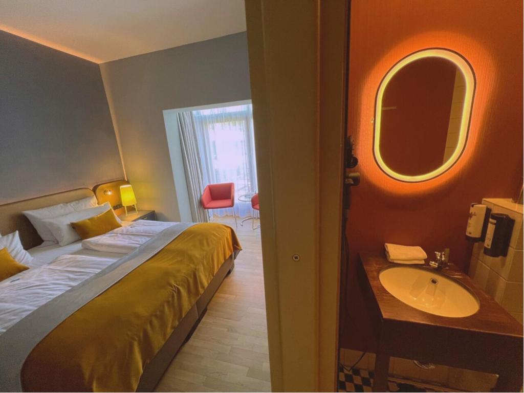 Postel nebo postele na pokoji v ubytování Lint Hotel Köln