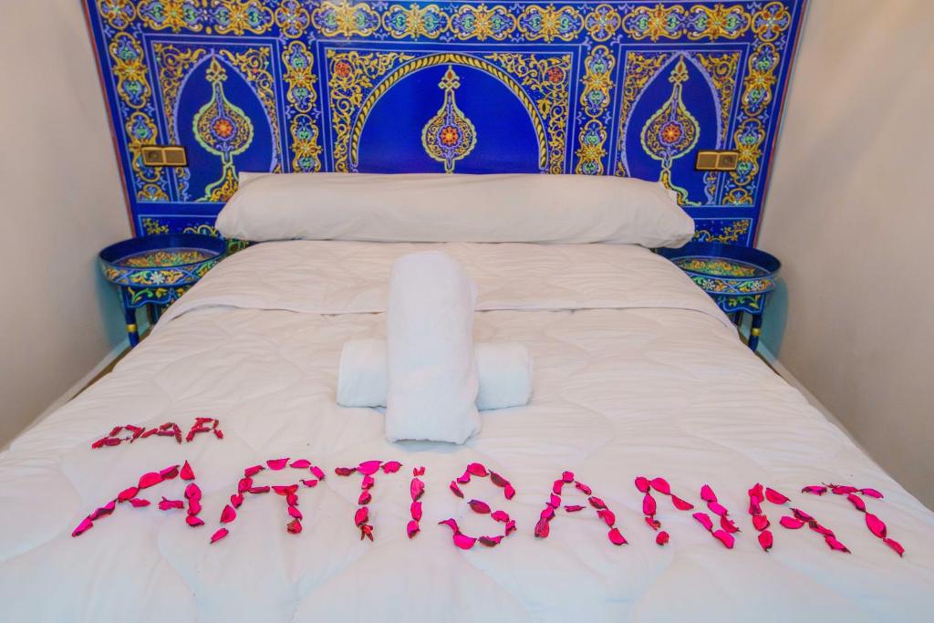 Postel nebo postele na pokoji v ubytování Dar Artisanat