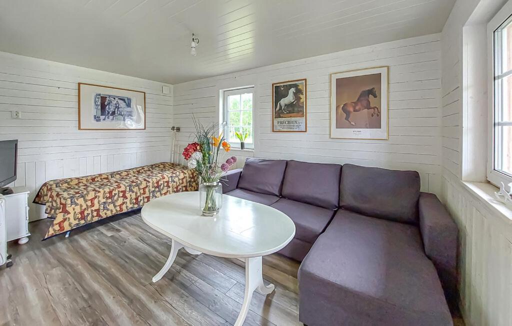 STUGA COTTAGE ÄNGELHOLM lantlig, on horsefarm - Casa De Una Habitación