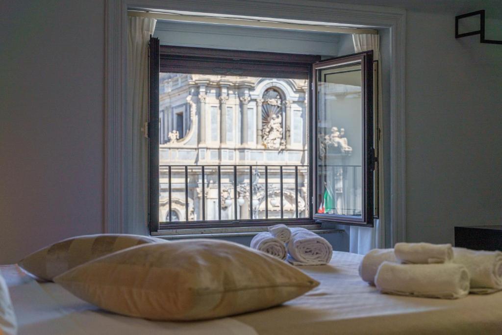 Łóżko lub łóżka w pokoju w obiekcie La Finestra sul Duomo
