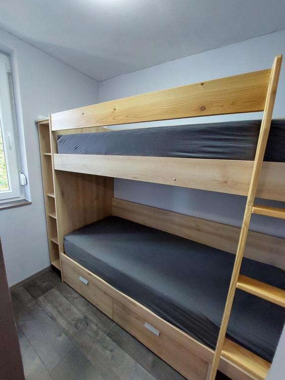Poschodová posteľ alebo postele v izbe v ubytovaní Vízparti gyermekbarát teljesen felújított Apartman, őrzött, saját strand, parkoló, étterem