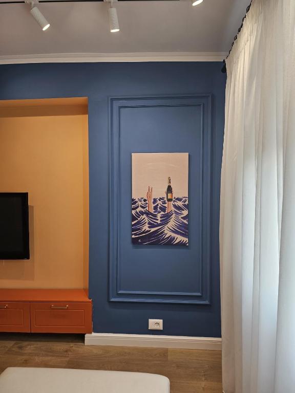 Uma TV ou centro de entretenimento em Lazy Cat between the Main Square and New Bazaar