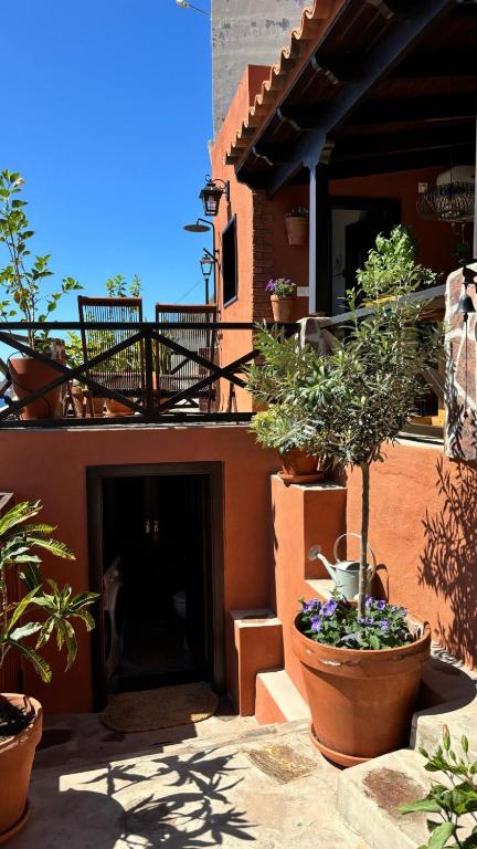 a building with potted plants on the side of it at Casa Moni con Vistas al Mar in Playa de Santiago