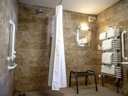 The White Horse Hotel and Luxury Shepherds Huts - 